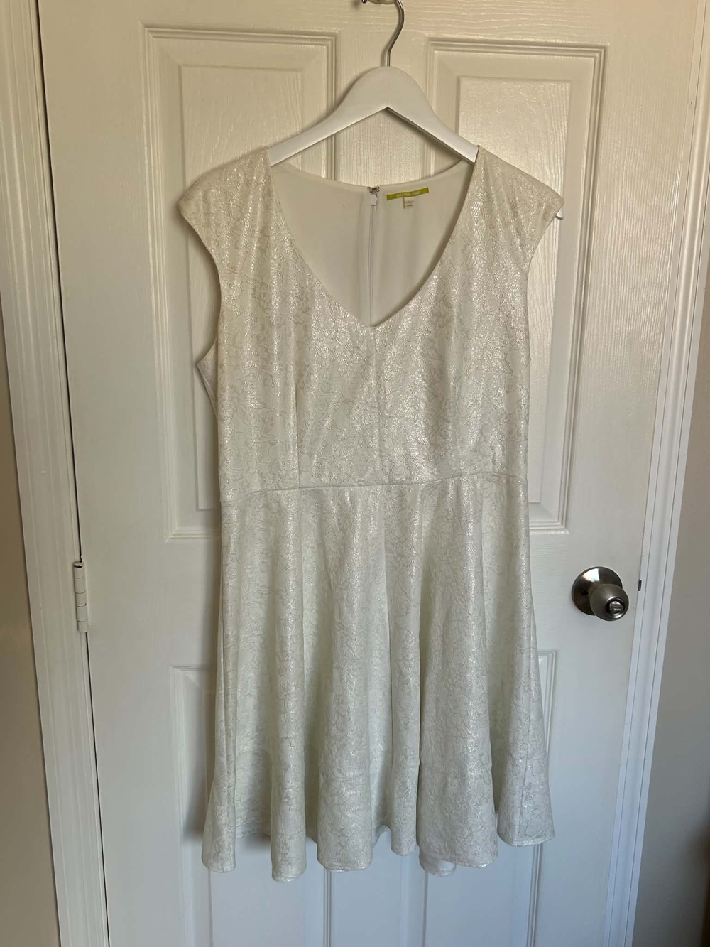 Gianni Bini Ivory V-Neck Cap Sleeve Wedding Dress